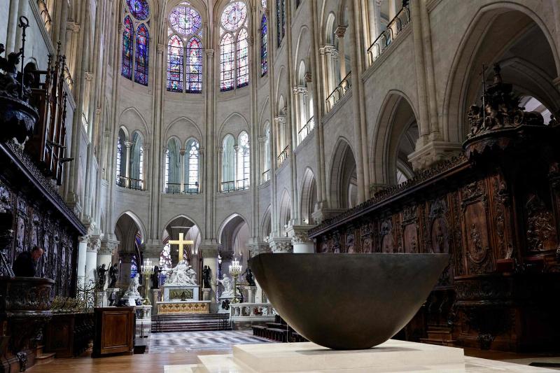 Une visite de groupe devant la majestueuse cathédrale Notre-Dame de Paris, mettant en valeur son architecture gothique restaurée et son histoire millénaire.